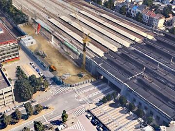 De bouwput aan de Vooruitgangstraat voor de aanleg van de tunnel onder de treinsporen naar de Aarschotstraat voor metro 3