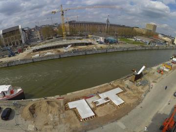 De Suzan Danielbrug ligt op een oever van het kanaal. Overzichtsfoto van de werf