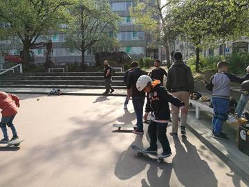 Jongeren leren skaten op het Moricharplein (archief).