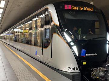 Foto van de nieuwste metrotrein van de MIVB aan het perron in een metrostation