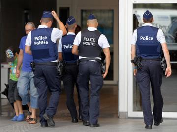 Politieagenten stappen treinstation Brussel-Zuid binnen.