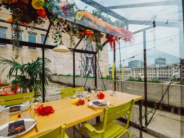 Tijdens het dineren of lunchen geniet je van het uitzicht over Brussel.