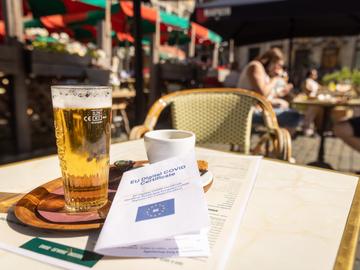 Binnenkort moet je het Covid Safe Ticket gebruiken om toegang te krijgen tot café en restaurant.