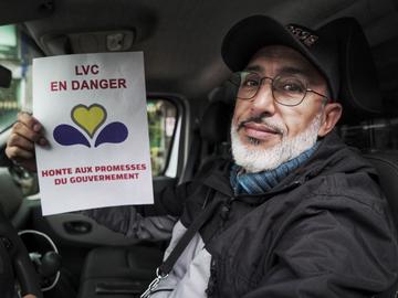 Chauffeur rijdt mee in stoet tijdens taxiprotest op 30 september 2021.