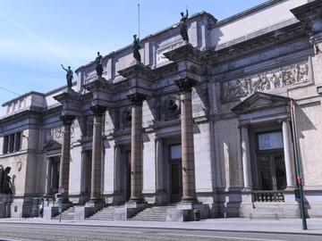 Een foto van de voorgevel van het Koninklijk Museum voor Schone Kunsten