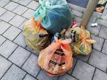 De oranje zak voor voedingsafval en de groene zak voor tuinafval van Net Brussel
