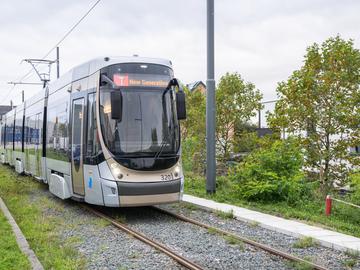 Een foto van een nieuwe MIVB-tram op de sporen in de stelplaats in Haren