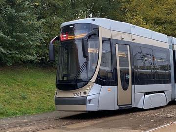 Een foto van een nieuwe MIVB-tram op de sporen