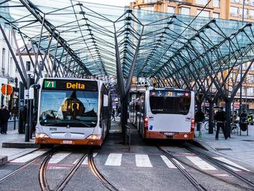 Bussen van lijn 71 aan de halte Flagey.