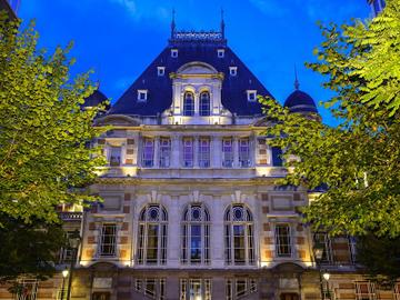 Het stadhuis van Sint-Gillis, 's nachts verlicht