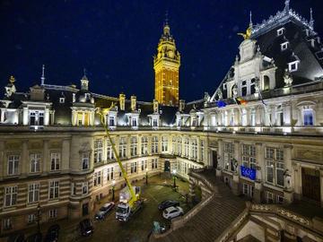 Het stadhuis van Sint-Gillis, 's nachts verlicht
