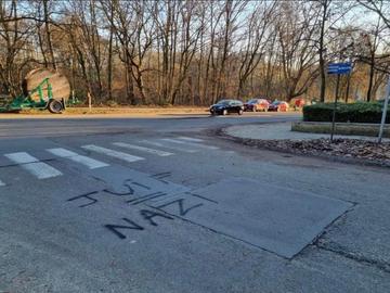 De antisemitische boodschap werd achtergelaten in het midden van de Kasteel de Walzinlaan.