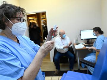 Een man krijgt een corona-vaccin toegediend in het  vaccinatiecentrum Pacheco in Brussel-Stad