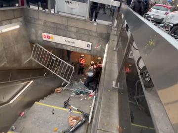 Politie-agenten verschuilen zich in metrostation Merode, ze worden aangevallen door relschoppers in de marge van de coronabetoging van 23/01