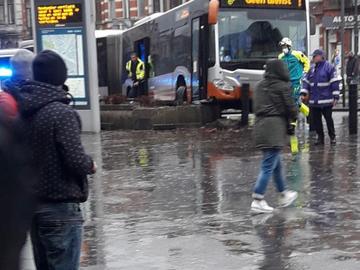 Een bus van de MIVB die ter hoogte van de halte Simonis dwars over de stoep staat