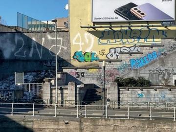 De verwaarloosde omgeving van de trappen bij metrostation Delacroix, aan de Mariemontkaai