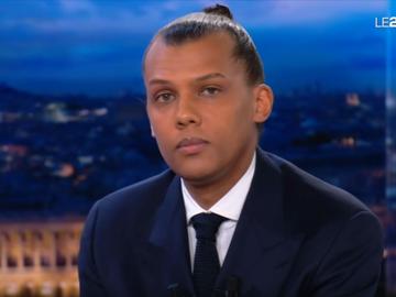 Zanger Stromae in de studio van het journaal van de Franse tv-zender TF1