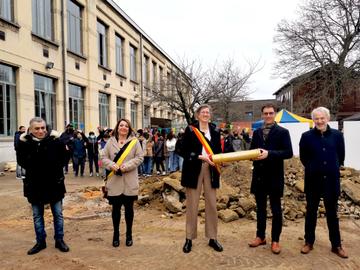 Onder meer burgemeester van Molenbeek Catherine Moureaux en schepen Jef Van Damme waren aanwezig op de eerstesteenlegging