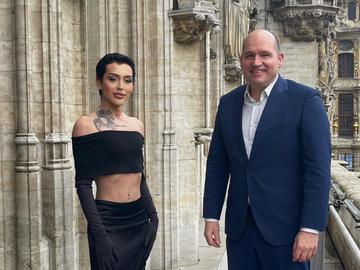 Haron Zaanan en burgemeester Philippe Close op het balkon van het stadhuis