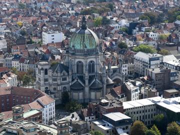 Een luchtfoto met centraal in beeld de Koninklijke Sint-Mariakerk in Schaarbeek