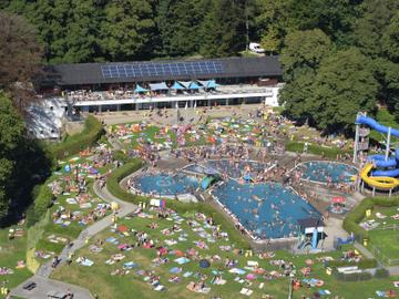 Het openluchtzwembad in het Provinciaal Domein van Huizingen tijdens de hittegolf in de zomer van 2016