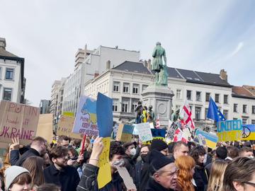 Beeld van een betoging op het Luxemburgplein. Veel deelnemers hebben Oekraïense vlaggen bij