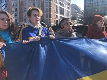 Mensen protesteren onder meer met Oekraïense vlaggen tegen de oorlog in Oekraïne