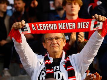 Een supporter van RWDM in de tribune van het Edmond Machtensstadion