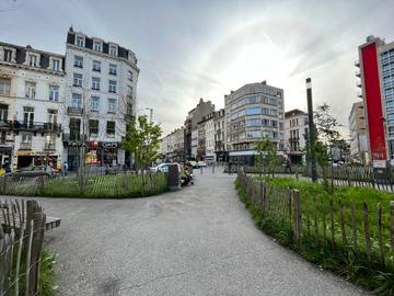 Beeld van het Fontainasplein met verschillende omheinde groene perkjes