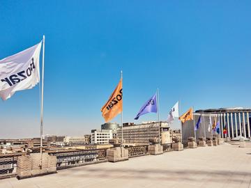 Het dakterras van Bozar met zicht op de stad, op de rand van het gebouw wapperen vlaggen