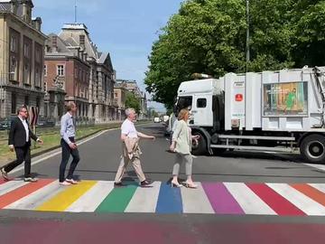 Onder meer minister van Mobiliteit Elke Van den Brandt loopt over het regenboogzebrapad aan de VUB