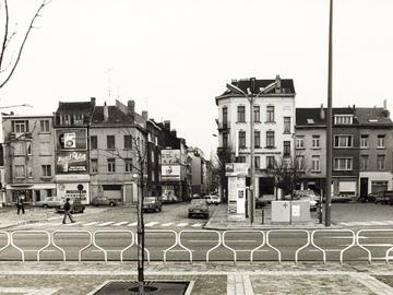 Het Ninoofseplein en de Fabriekstraat in 1980