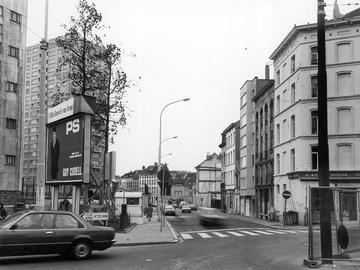 De Fontainasstraat met frituur Fontainas en een verkiezingsaffiche met Guy Cudell (PS) in 1980, naast het Jacques Francksquare