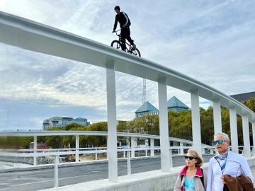 Een bmx'er op de scheidingsboog van de Suzan Danielbrug