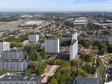 De Modelwijk Laken, gefotografeerd op 17 september 2018. Rechts achteraan het Koning Boudewijnstadion en het Atomium op de Heizelvlakte. Links achteraan het terrein van Parking C