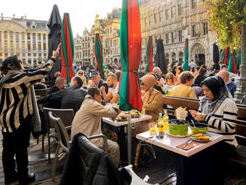 28 oktober 2022: 22° en zonnig in Brussel net voor het weekend waarop het winteruur ingaat gevulde terrasjes op de Grote Markt