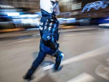 1 december 2022: een politieagent in gevechtsuitrusting tijdens de voetbalwedstrijd tussen België en Kroatië op het WK voetbal in Qatar