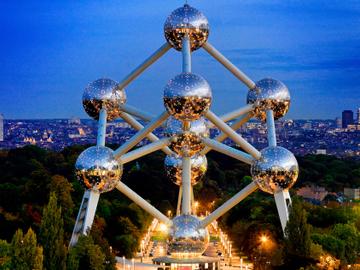 Atomium by night