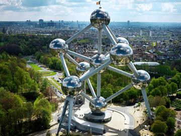 Het Atomium en de skyline van Brussel