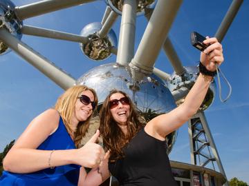 Toeristen nemen een selfie bij het Atomium