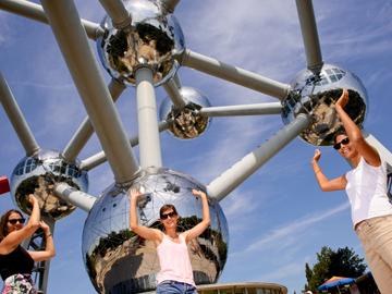 Toeristen nemen een selfie bij het Atomium