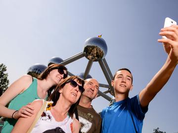 Toeristen nemen een selfie bij het Atomium