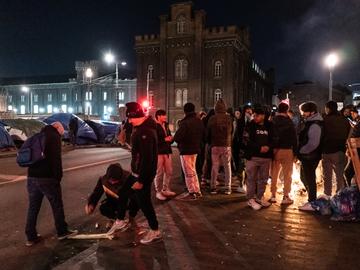 Asielzoekers die in het tentenkamp langs de Koolmijnenkaai in Molenbeek wonen, warmen zich ’s avonds op met vuurtjes die ze op het voetpad stoken. Dinsdagavond 28 februari 2023 kregen ze bezoek van de politie, die hen het bevel gaf om het vuur te doven.