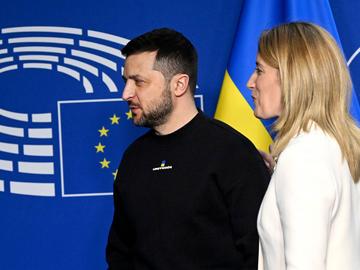 9 fevruari 2023: de Oekraïense president Volodymyr Zelensky met Roberta Metsola, voorzitter van het Europees parlement, bij zijn aankomst in Brussel