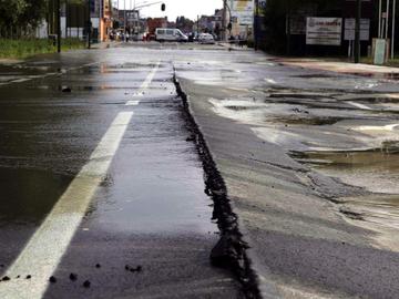 Een gewestestelijke weg in slechts staat: de beschadigde Bergensesteenweg na een waterlek in 2005.