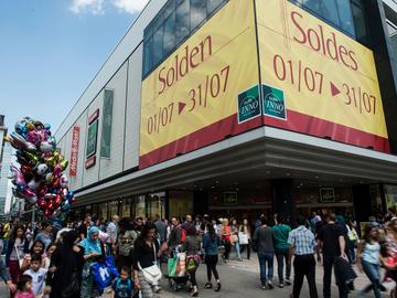 1 juli 2014: Inno in de Nieuwstraat bij de start van de zomersolden