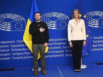 9 februari 2023: de Oekraïense president Volodymyr Zelensky met Roberta Metsola, voorzitter van het Europees parlement, bij zijn aankomst in Brussel