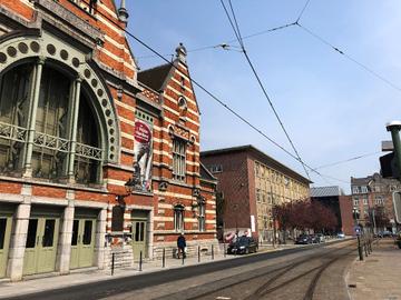 De NMBS wil haar erfgoedafdeling verhuizen van de Frankrijkstraat naar dit gebouw naast Train World en het station van Schaarbeek