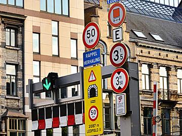 Op sommige plekken kent Brussel een overdaad aan verkeersborden, zoals hier op een archiefbeeld aan de Leopld II-laan