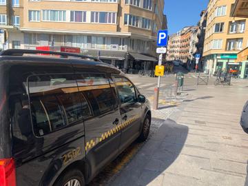 Een parkeerplaats voor taxi's aan het Flageyplein verdwijnt door de komst van een fietsenstalplaats